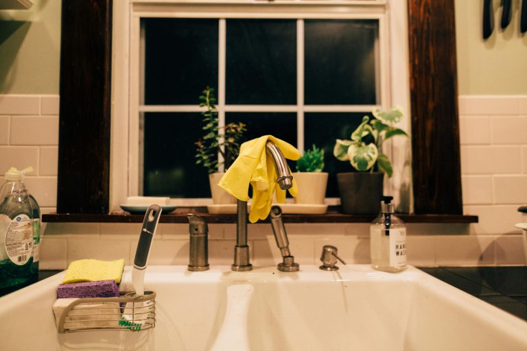 Best Compostable Sponges for Plastic Free Cleaning in 2025
