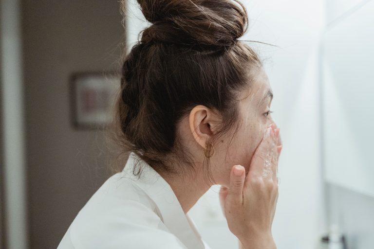 The Pump Bottle Fallacy: Why Your Skincare Packaging Ends Up in Landfills (Plus 5 Products That Pass the Real Zero-Waste Test)